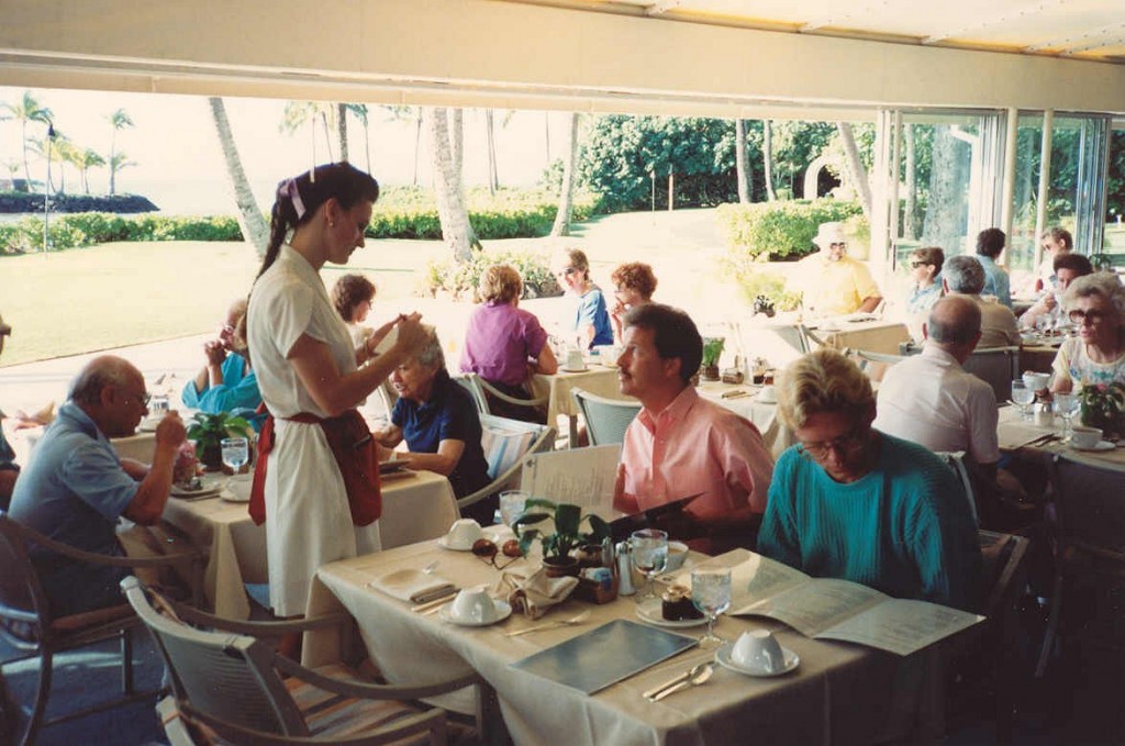 Waitress taking a breakfast order at Kahala Hilton Hotel, Hawaii, USA, 1989. Photo: Wikipedia. 