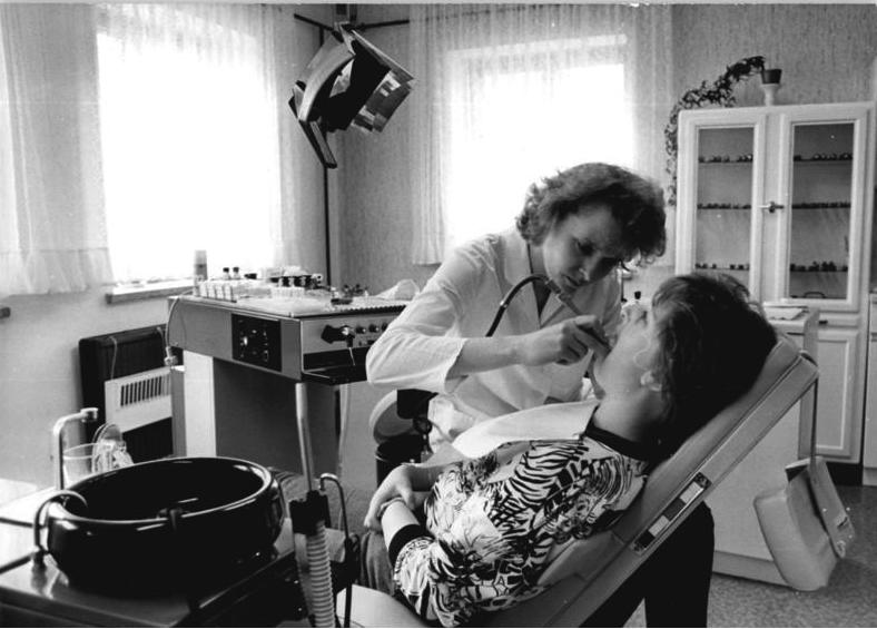 Someone getting their teeth dealt with in 1989. Photo: Wikipedia. 